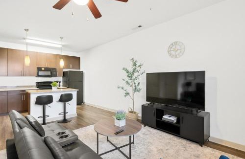 Five Points South Apartment | Urban Mid-Rise Studio King-Size Stay 3z9
