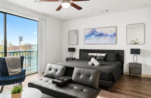 Five Points South Apartment | Urban Mid-Rise Studio King-Size Stay 3z9