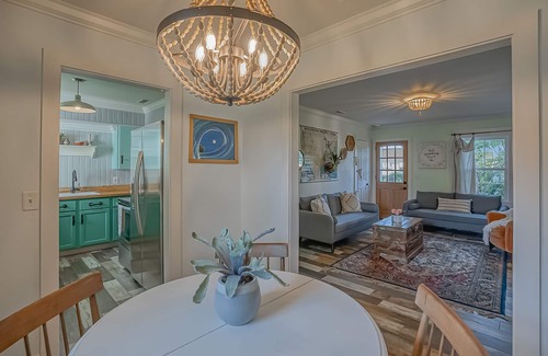 Burton House | Urban Nest Cottage - Book Now!