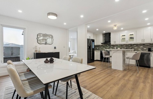 Mavis-Erindale House | Urban Nest Home 4bed 4bath | Parking | Baby Crib