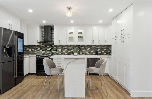 Mavis-Erindale House | Urban Nest Home 4bed 4bath | Parking | Baby Crib