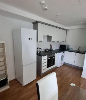 Chorlton-on-Medlock Apartment | Urban Oasis 2BR City Centre Apartment - Balcony