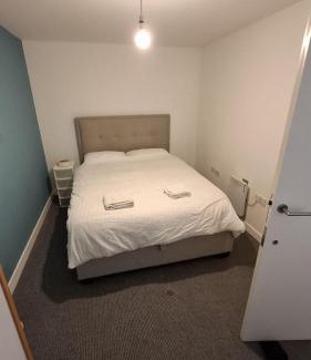 Chorlton-on-Medlock Apartment | Urban Oasis 2BR City Centre Apartment - Balcony