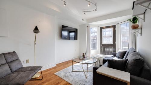 Dufferin Grove Apartment | Urban Oasis, 3-Bedroom Apartment at Prime Location
