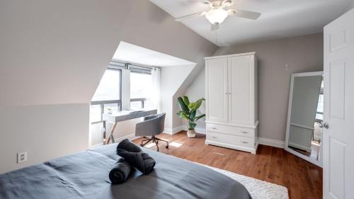 Dufferin Grove Apartment | Urban Oasis, 3-Bedroom Apartment at Prime Location