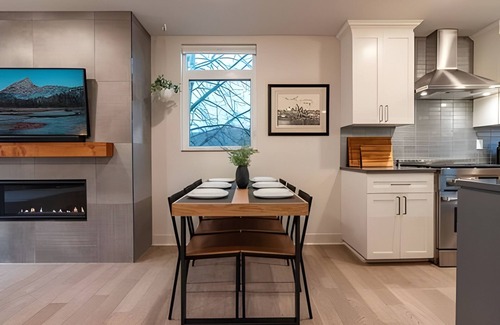 Mount Baker House | Urban Oasis: 3BR3BTH w/Rooftop and View, Fireplace