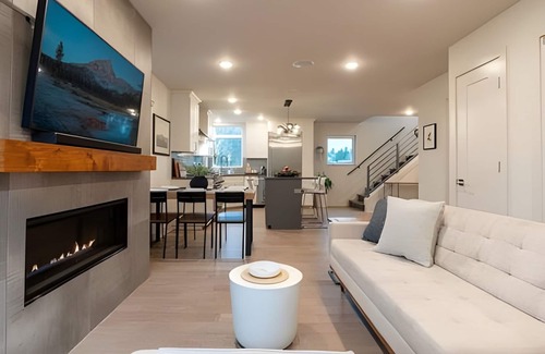 Mount Baker House | Urban Oasis: 3BR3BTH w/Rooftop and View, Fireplace