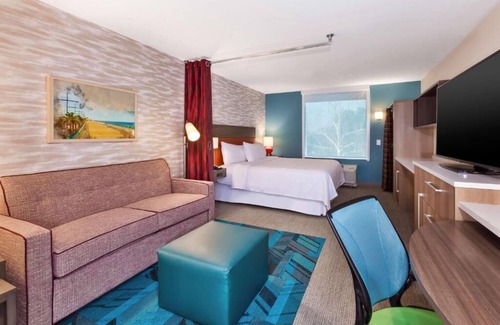 Wilmington Hotel | Urban Oasis! 4 Units w/FREE Breakfast and Kitchen! Pets Allowed, Parking!