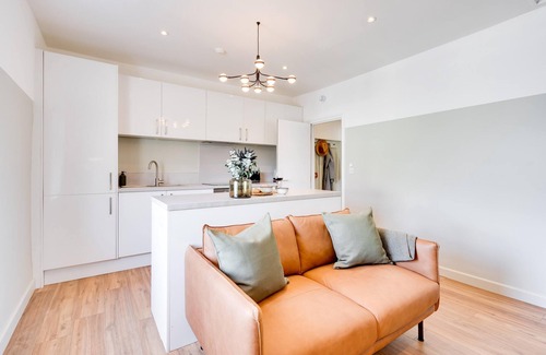 Newport Apartment | Urban Oasis by Keystone