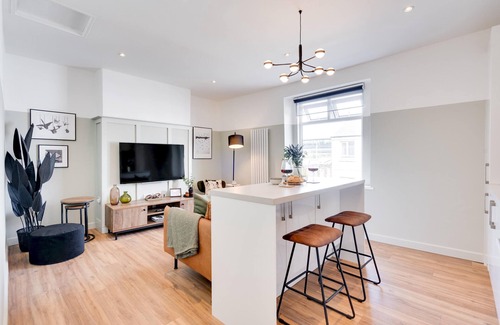 Newport Apartment | Urban Oasis by Keystone