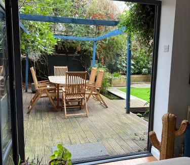 Clissold Apartment | Urban Oasis Chic 1BR Flat with Spacious Garden