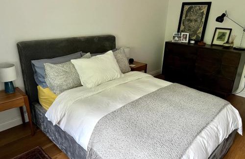 Clissold Apartment | Urban Oasis Chic 1BR Flat with Spacious Garden