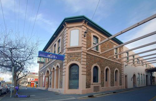 Adelaide Central Business District Hotel | Urban Oasis Chic CBD Suite with WiFi - Walkable