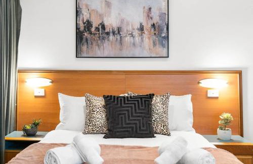 Adelaide Central Business District Hotel | Urban Oasis Chic CBD Suite with WiFi - Walkable