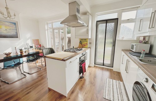 Mottingham and Chislehurst North House | Urban Oasis entire house 3 beds 2 living room with expansive garden