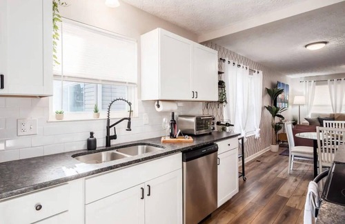 West Columbus House | Urban Oasis w/Hot Tub Near Downtown & Arena Dist.