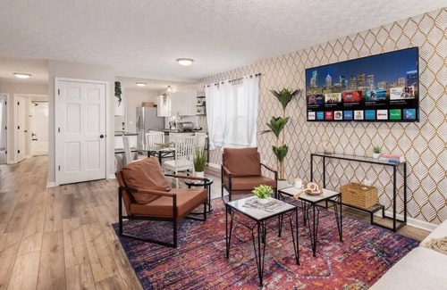 West Columbus House | Urban Oasis w/Hot Tub Near Downtown & Arena Dist.