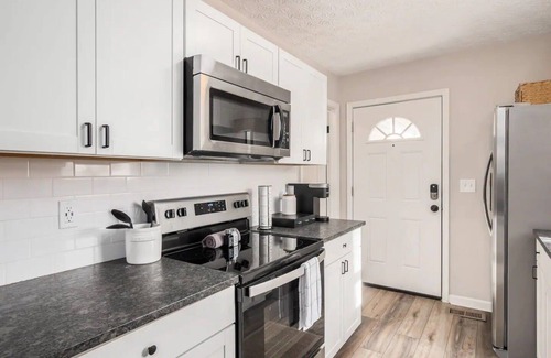 West Columbus House | Urban Oasis w/Hot Tub Near Downtown & Arena Dist.