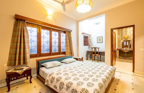 Shavri Colony Apartment | Urban Pinnacle, 2br close to Pichola Lake by Roamhome