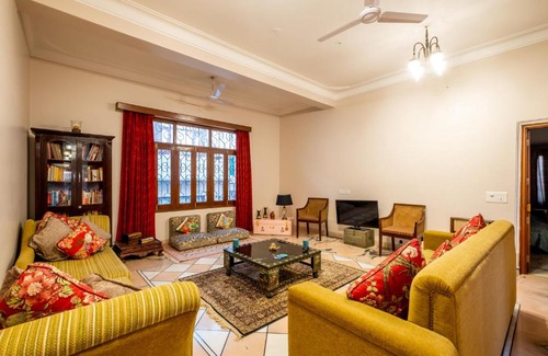 Shavri Colony Apartment | Urban Pinnacle, 2br close to Pichola Lake by Roamhome