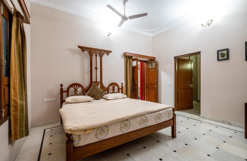 Shavri Colony Apartment | Urban Pinnacle, 2br close to Pichola Lake by Roamhome