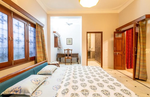Shavri Colony Apartment | Urban Pinnacle, 2br close to Pichola Lake by Roamhome
