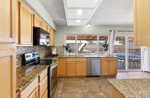 S Y Jackson House | Urban Retreat, 1KB, 3 QB, Wifi, Near Foothills