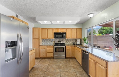 S Y Jackson House | Urban Retreat, 1KB, 3 QB, Wifi, Near Foothills