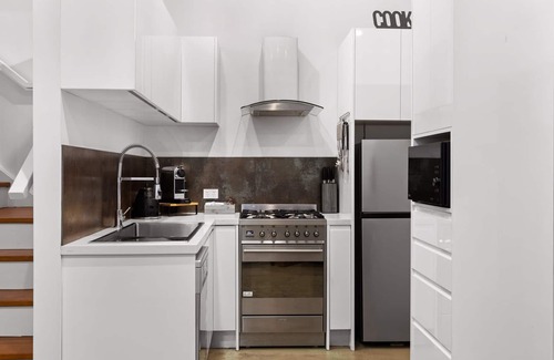 Stockton Apartment | Urban Retreat 700m to Little Beach