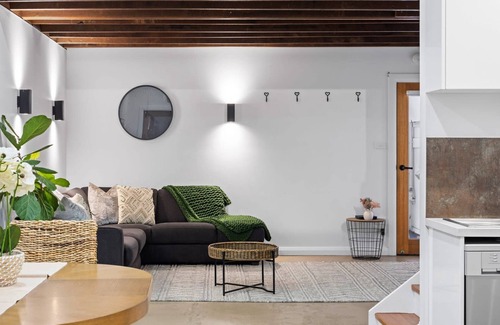 Stockton Apartment | Urban Retreat 700m to Little Beach