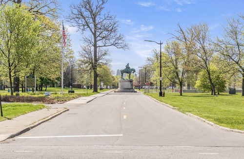 Detroit Apartment | Urban Retreat In Islandview 2 Bedroom Apts by Redawning