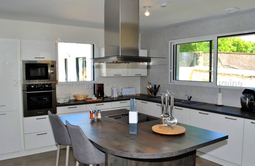 Tours Cottage | Urban Retreat in Tours: Heated Pool, Up to 14 Guests, Close to City Center & Loire à Vélo