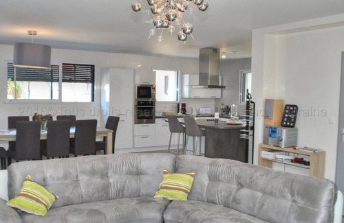 Tours Cottage | Urban Retreat in Tours: Heated Pool, Up to 14 Guests, Close to City Center & Loire à Vélo