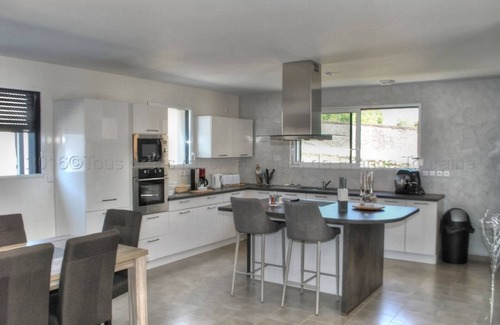 Tours Cottage | Urban Retreat in Tours: Heated Pool, Up to 14 Guests, Close to City Center & Loire à Vélo