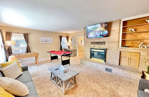 Chico House | Urban Retreat King Bed Loaded with Entertainment