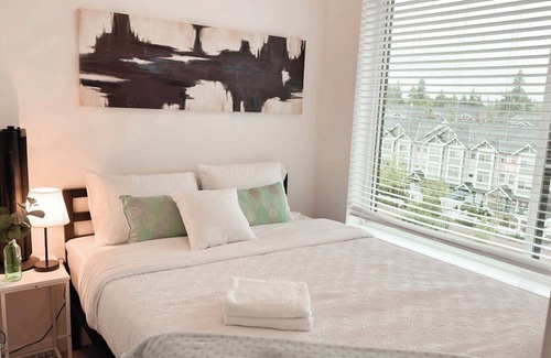 Fleetwood Apartment | Urban Retreat MOUNTAIN VIEWS .10 min walk to restaurants ,grocery &coffee shops