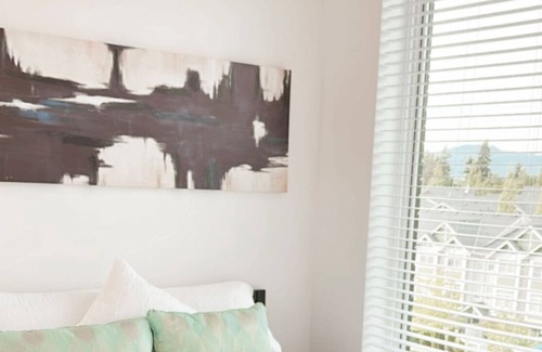 Fleetwood Apartment | Urban Retreat MOUNTAIN VIEWS .10 min walk to restaurants ,grocery &coffee shops
