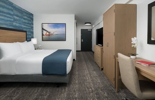 Fisherman's Wharf Hotel | Urban Retreat: Steps from the Wharf, Relaxing Room for City Explorers