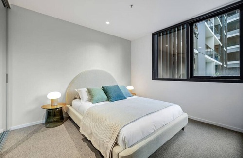 Abbotsford Apartment | Urban Riverside Retreat