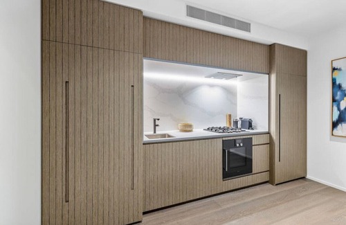 Abbotsford Apartment | Urban Riverside Retreat