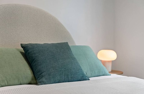 Abbotsford Apartment | Urban Riverside Retreat