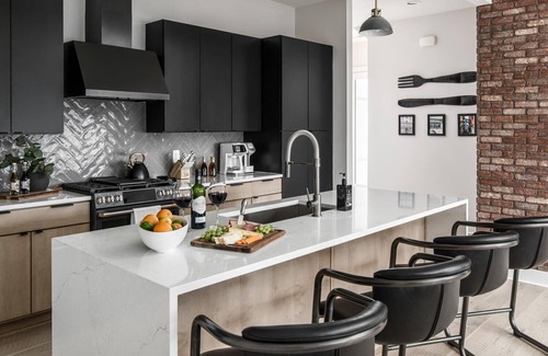 Edgehill Cottage | Urban Row - Rooftop Hottub - Heart of Gulch