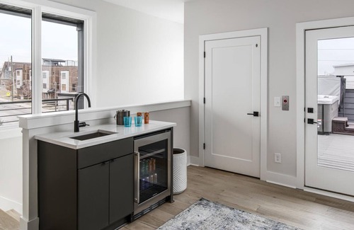 Edgehill Cottage | Urban Row - Rooftop Hottub - Heart of Gulch