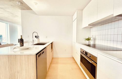 Ville-Marie Apartment | UrbanRetreat in the Sky, Downtown MTL