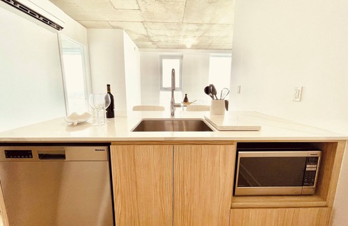 Ville-Marie Apartment | UrbanRetreat in the Sky, Downtown MTL