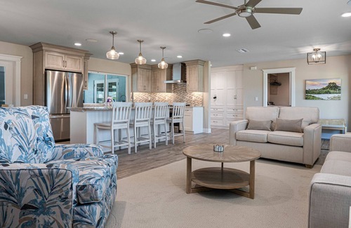 Murex Lakes House | Urlaub Haus, Beautifully Remodeled, Lake-Front Pool Home