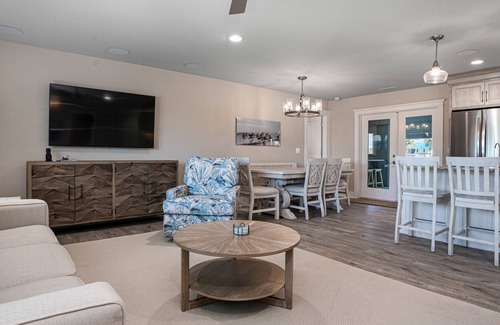 Murex Lakes House | Urlaub Haus, Beautifully Remodeled, Lake-Front Pool Home