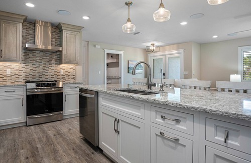 Murex Lakes House | Urlaub Haus, Beautifully Remodeled, Lake-Front Pool Home