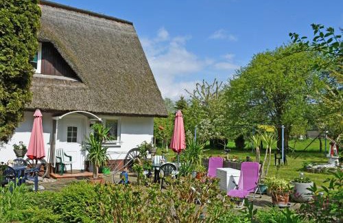 Neuensien Apartment | Urlaub unterm Reetdachhaus am Neuensiener See