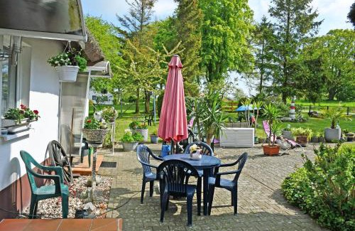 Neuensien Apartment | Urlaub unterm Reetdachhaus am Neuensiener See